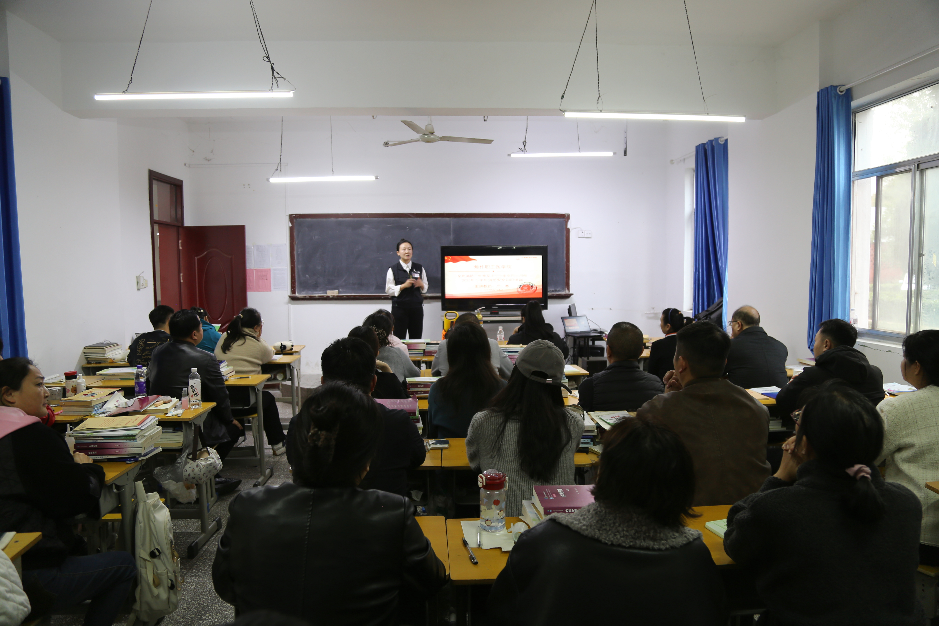 焦作职工医学院开展教职工消防安全培训?>                                                                                            																							</a>
																						</li>

																						

																						<li>
																							<a href=